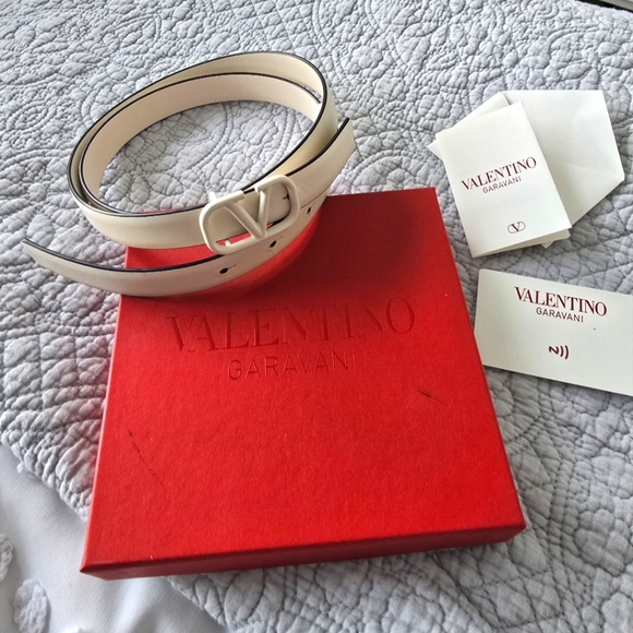 Valentino Garavani V-Logo Buckle Belt size 85 cm. Worn Once! - Picture 3 of 8